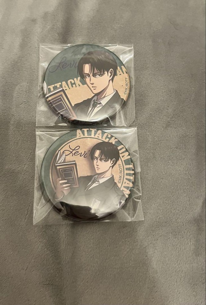 Attack On Titan Hands Tokyu Can Badge Levi