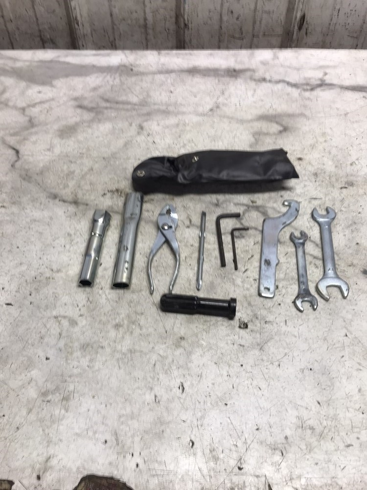01 Yamaha XVS650 XVS 650 A V Star Tool Kit Set Bag