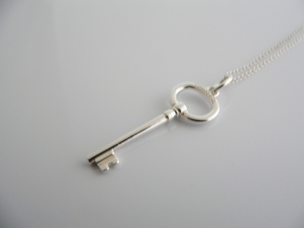 Tiffany & Co Silver Oval Key Necklace Pendant Charm 18 Inch Chain Gift Love Art