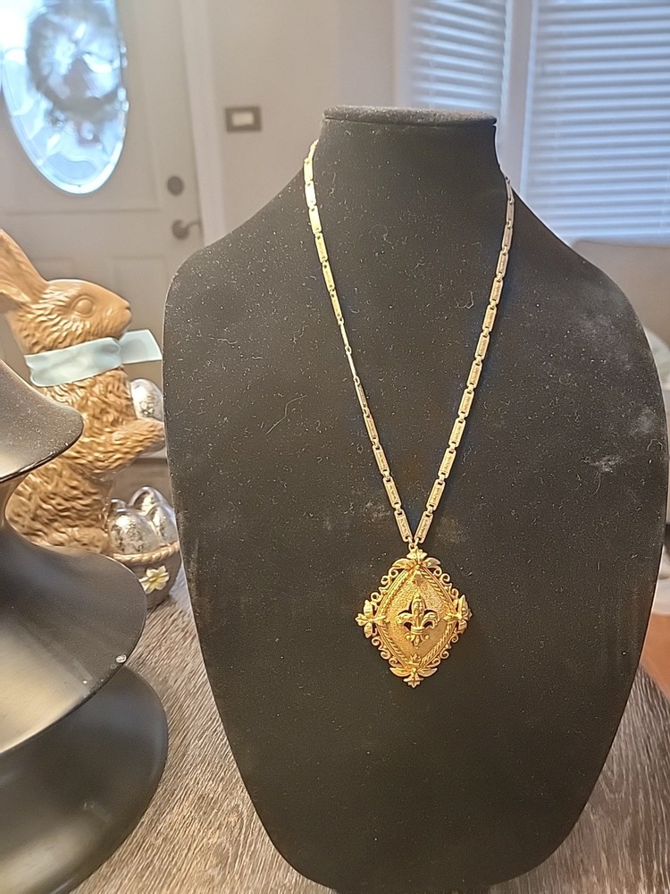 Vintage Gold Tone Medallion Pendant Necklace
