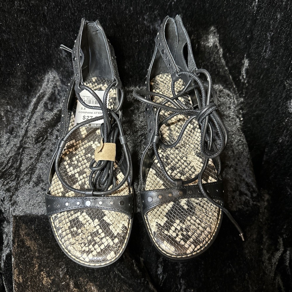 Vince Camuto Black Womens Flats Size 5.5 Comfortable Stylish Shoes