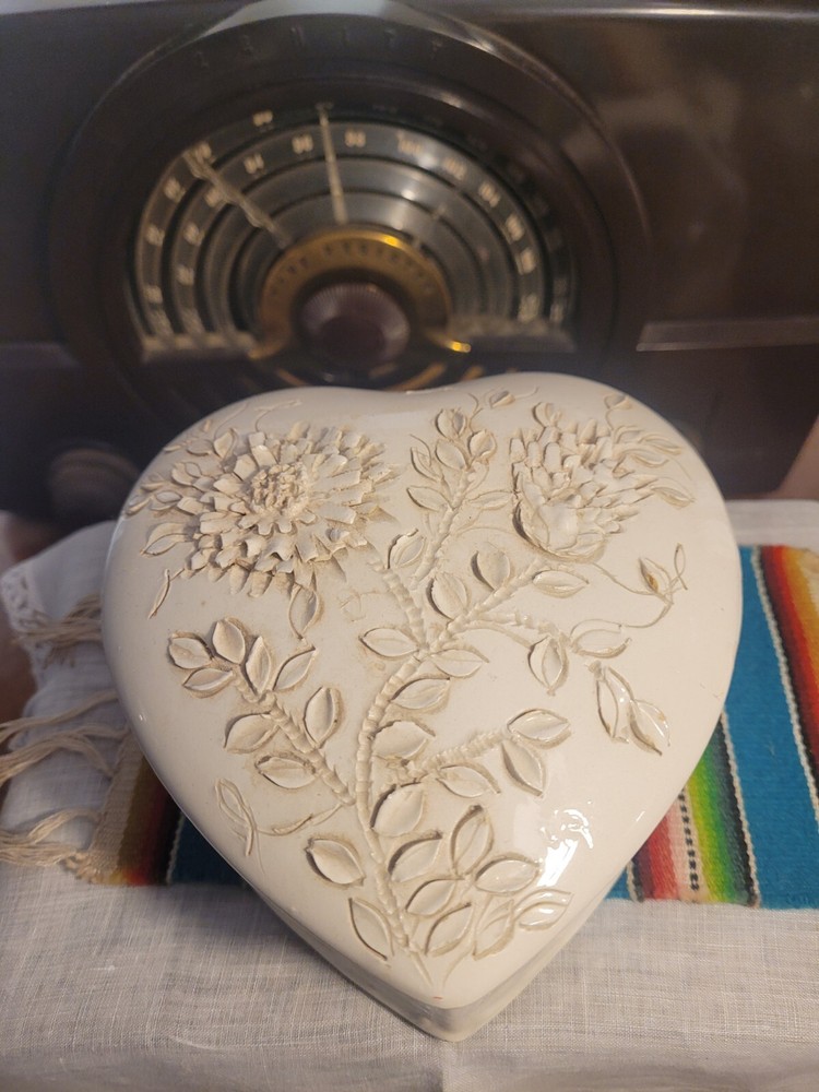 Vintage Heart Shaped Ceramic Jewelry Box in Good Condition