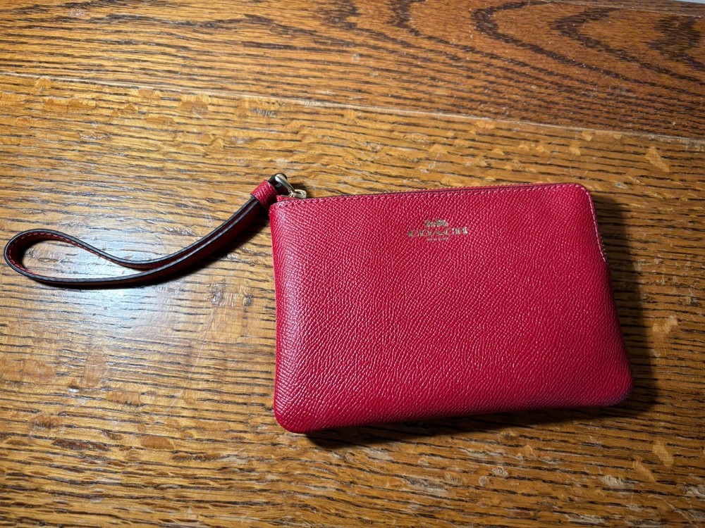 Coach Corner Zip Wristlet in Red – 6x4 Compact Crossbody Bag