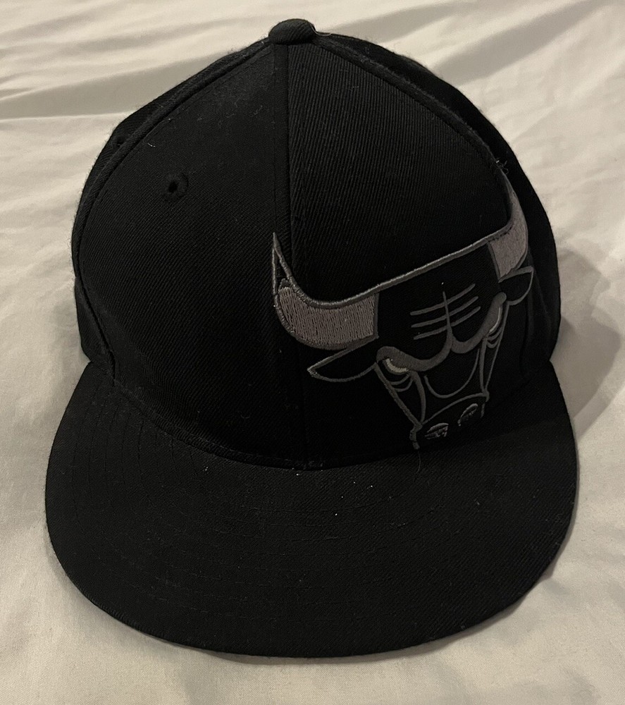 Chicago Bulls Adidas Fitted Black Hat Size 7 1/8