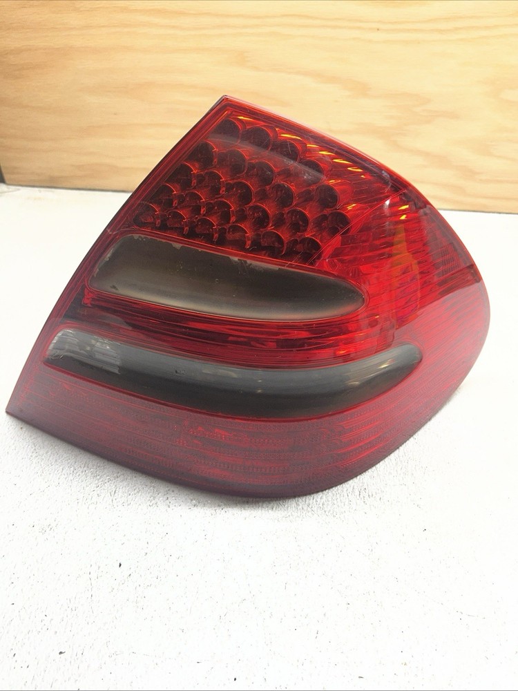 03-06 Mercedes W211 E500 E55 AMG Tail Light Lamp Rear Right Side 2118200664 OEM