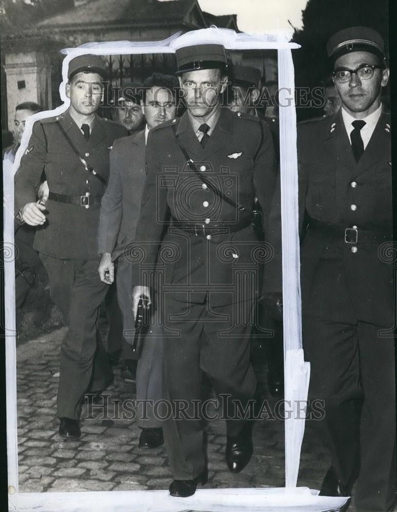 Press Photo The British Gangster Donald Brown, Alias Hume, Escorted By Police