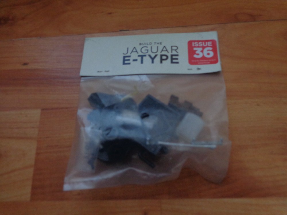 1/8 DEAGOSTINI BUILD YOUR OWN THE JAGUAR E-TYPE CAR ISSUE 36 PART
