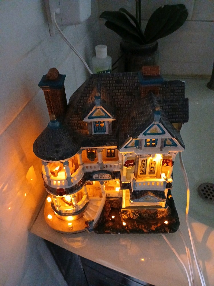 2005 LEMAX  ANABEL'S BED & BREAKFAST (CADDINGTON VILLAGE) #55255-LIGHTS UP- GUC!