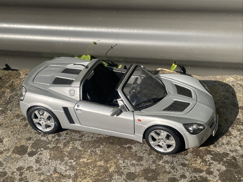 Maisto Opel Speedster 1/18 Scale Diecast 31615  (Vauxhall VX220) Silver