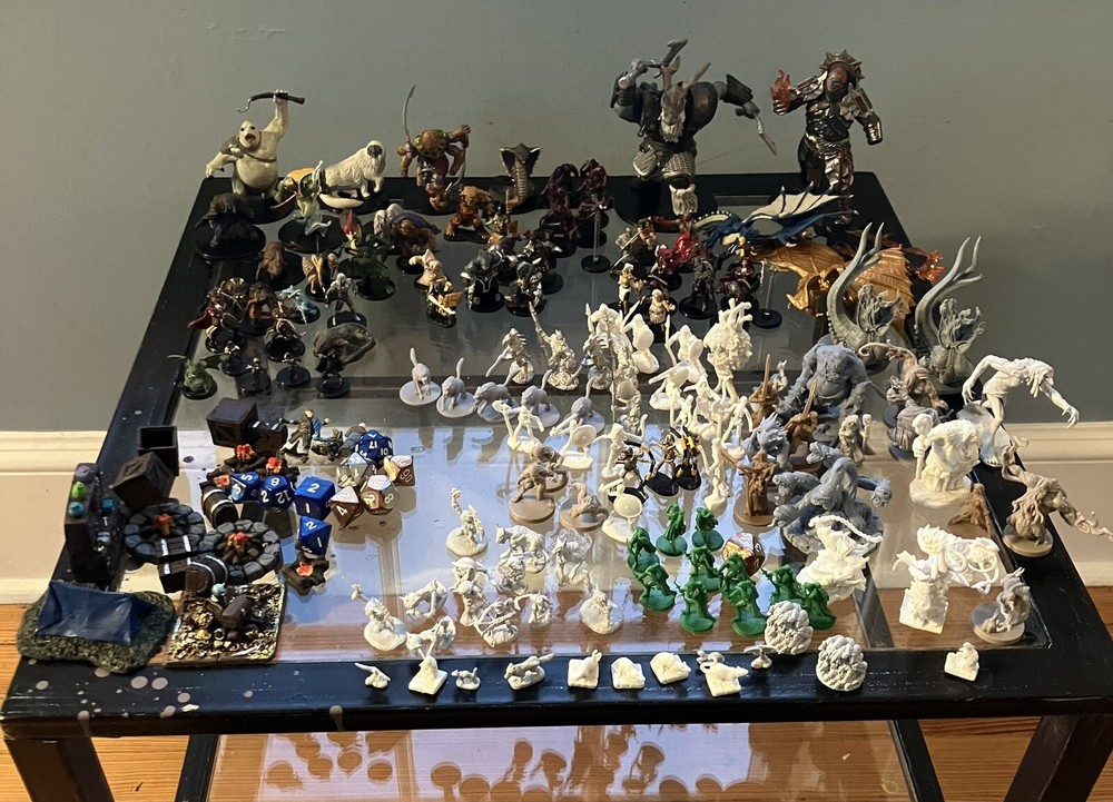 dungeons and dragons minis lot Of 130 + Dice Campfire Chests