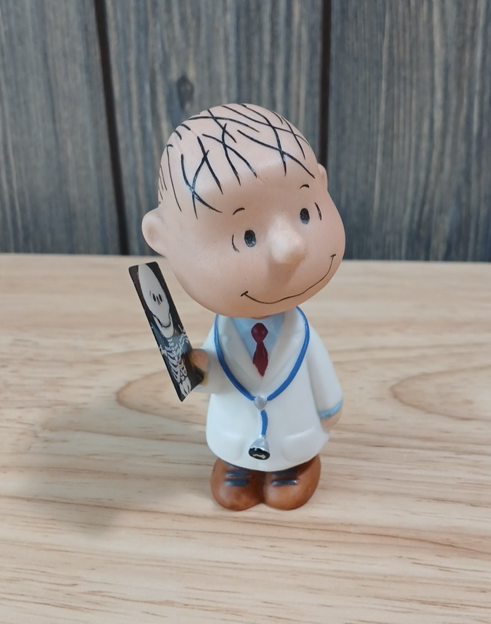 Hallmark Peanuts Gallery Linus, M.D. Figure 1E/3475 *Pre-Owned*