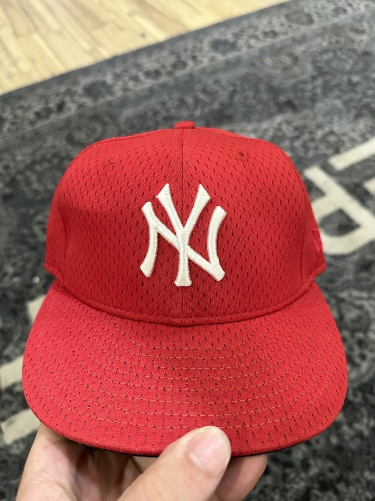 size 7 red mesh yankkes fitted hat