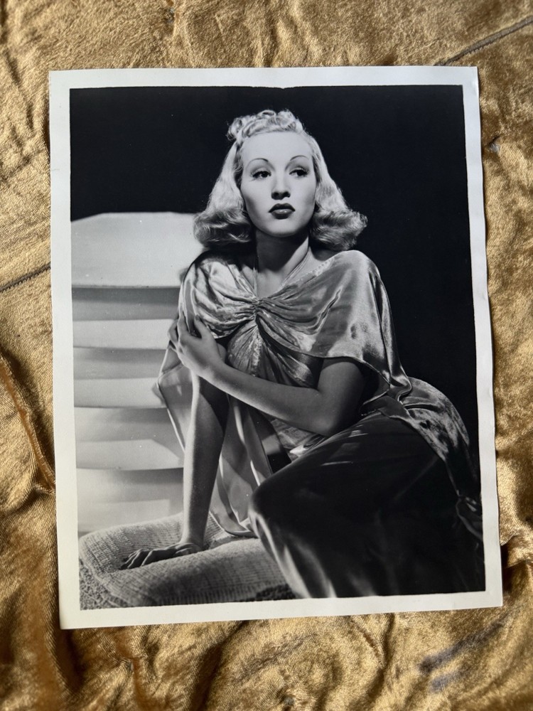 🖤 Vintage B&W Glamour Photo of Betty Grable – Classic Hollywood Beauty 📸✨