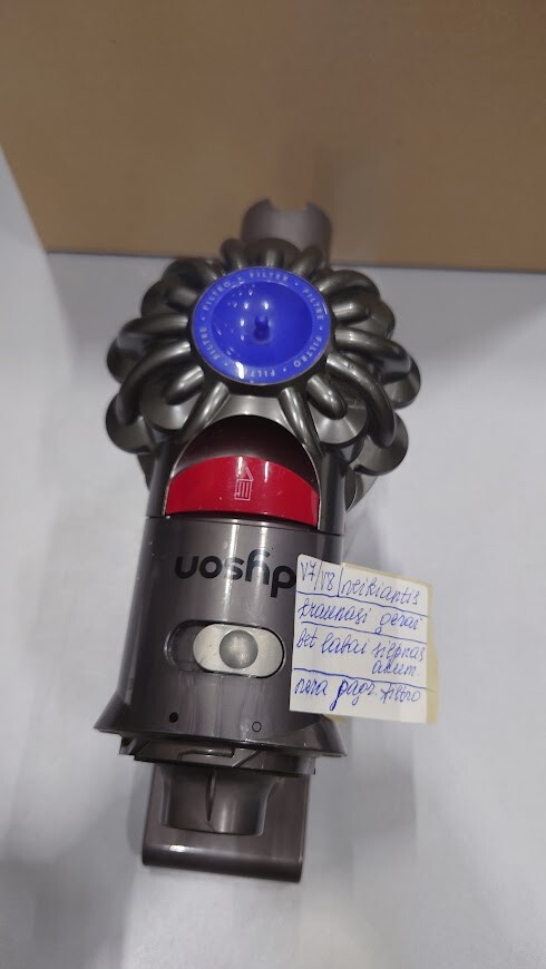 Dyson V7 or V8 Vacuum Used Good Condition Weak Battery No Filter Included  