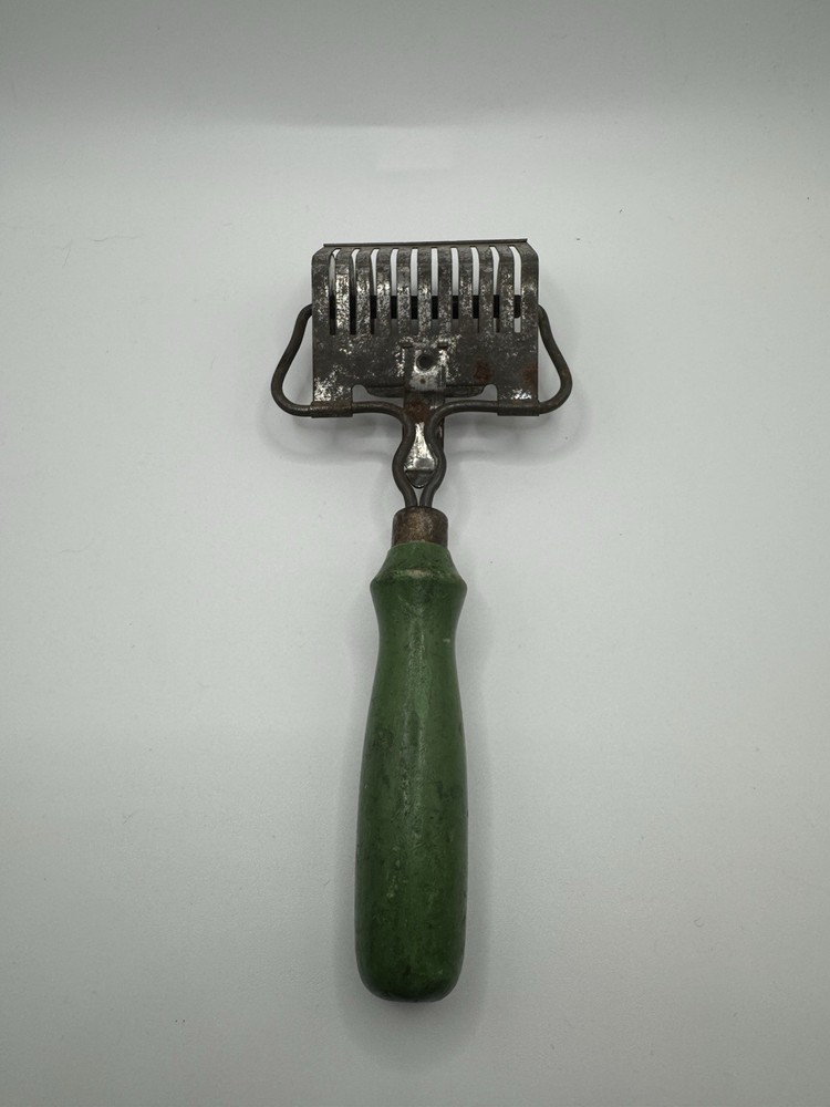 Vintage Green Wooden Handle Pasta Dough Pie Crust Cutter with Locking Shield