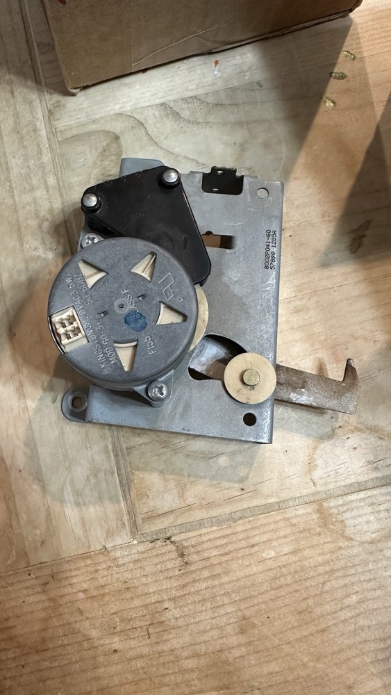 New Jenn-Air Maytag Wall Oven Door Latch Assembly 71001845 OEM