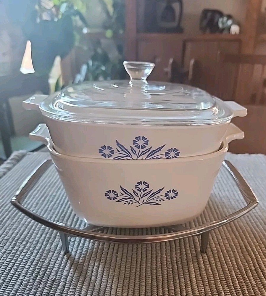 Cornflower Corning. I 3/4 qt, 1 qt, 1 lid fits both, 1 cradle fits both. Great!