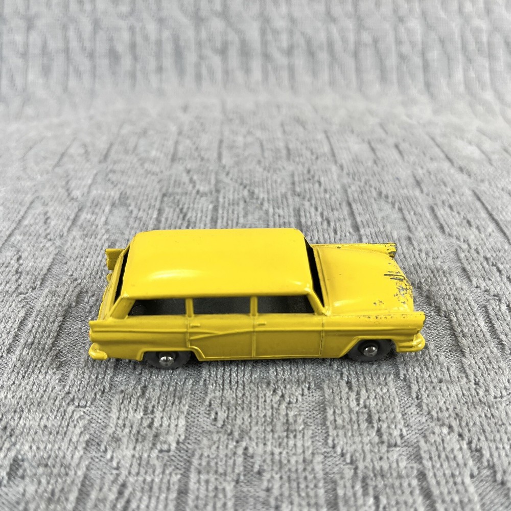 Matchbox car No.31 American Ford station wagon by Lesney made in England collect