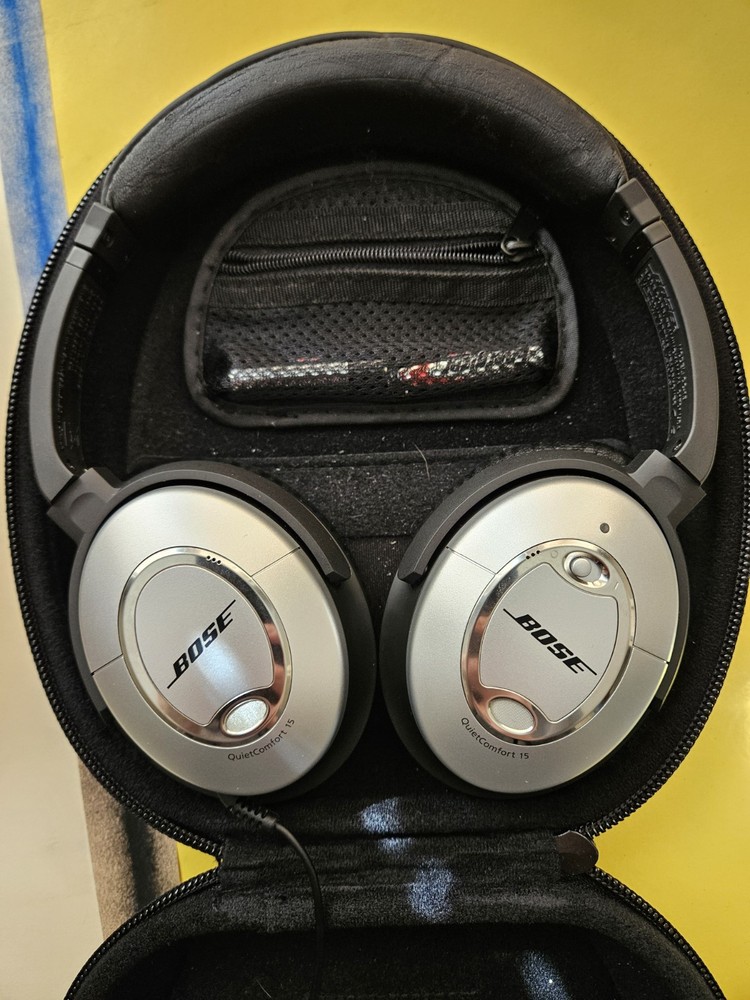 Bose Quiet Comfort 15 Acoustic N.C. Headphones Wired w/ Case (TARE IN RIGHT PAD)