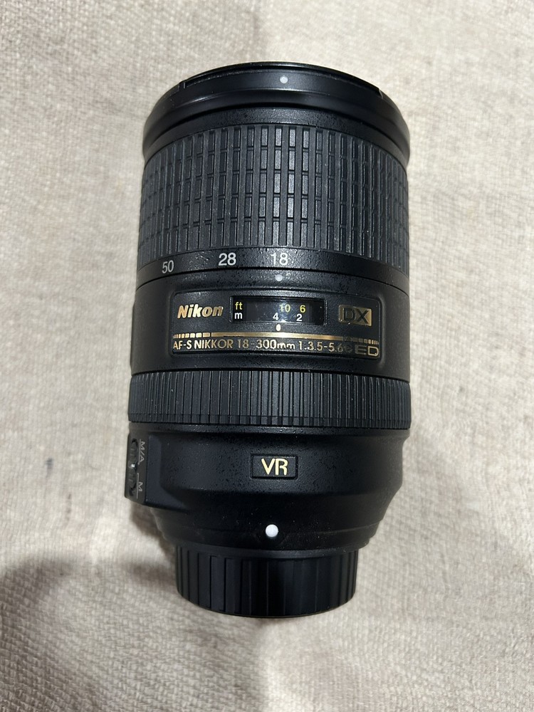 Nikon AF-S DX NIKKOR 18-300mm f / 3.5-5.6G ED VR Lens