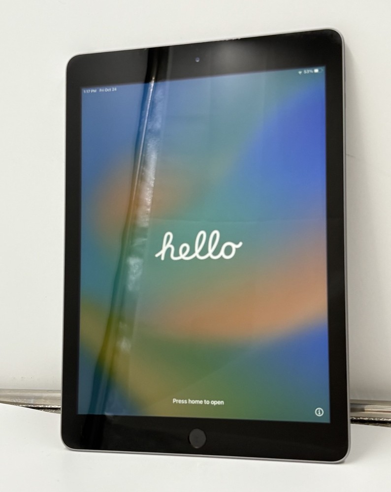 Apple iPad (5th Generation) 32GB, Wi-Fi, 9.7n - Space Gray Works great A1822