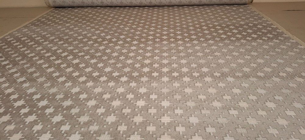 ROLL END 3.2 METRES OF CUT VELVET SILVER GREY GEOMETRIC DESIGN UPHOLSTERY FABRIC