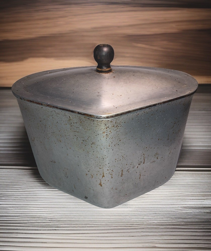 Vintage Club Cast Aluminum Heart Triangle Pot With Lid