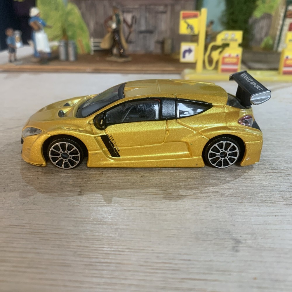 Renault Megane Sport 2010 metallic yellow 1:43 scale model Bburago 18-30216