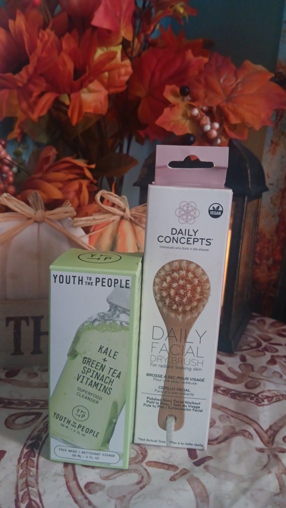 NIB YOUTH TO THE PEOPLE Superfood Cleanser 2 fl oz + Daily Concepts Facial Brush
