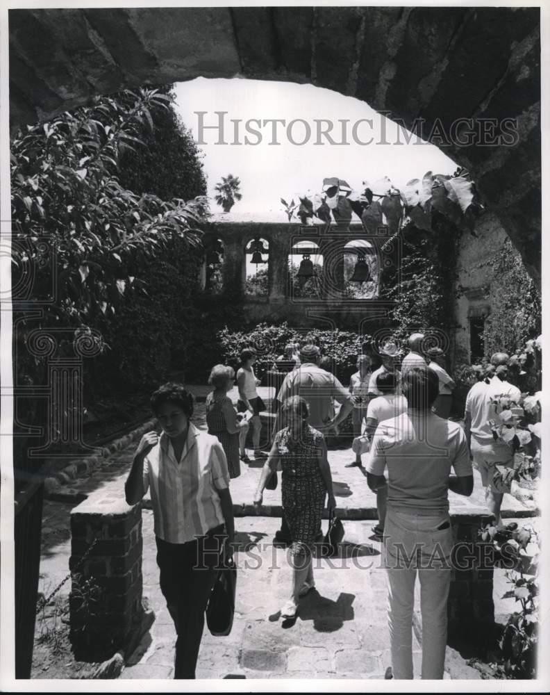 1969 Press Photo Tourists Stroll Thru San Juan Capistrano Mission in California