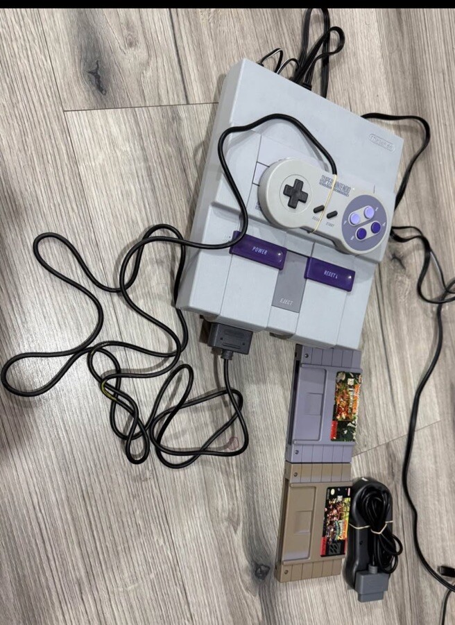 Super Nintendo SNES System Console With 2 Controllers, 2 Games (donkey Kong 1,2)