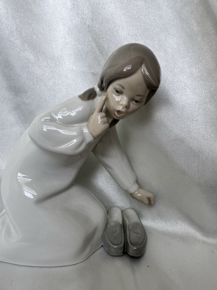 Vintage LLADRO Spain Little Girl With Slippers Figurine