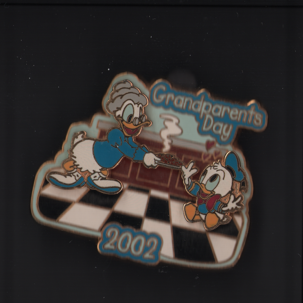 Disney Grandparents Day Donald Duck Grandma Duck LE 3500 Collectible Pin