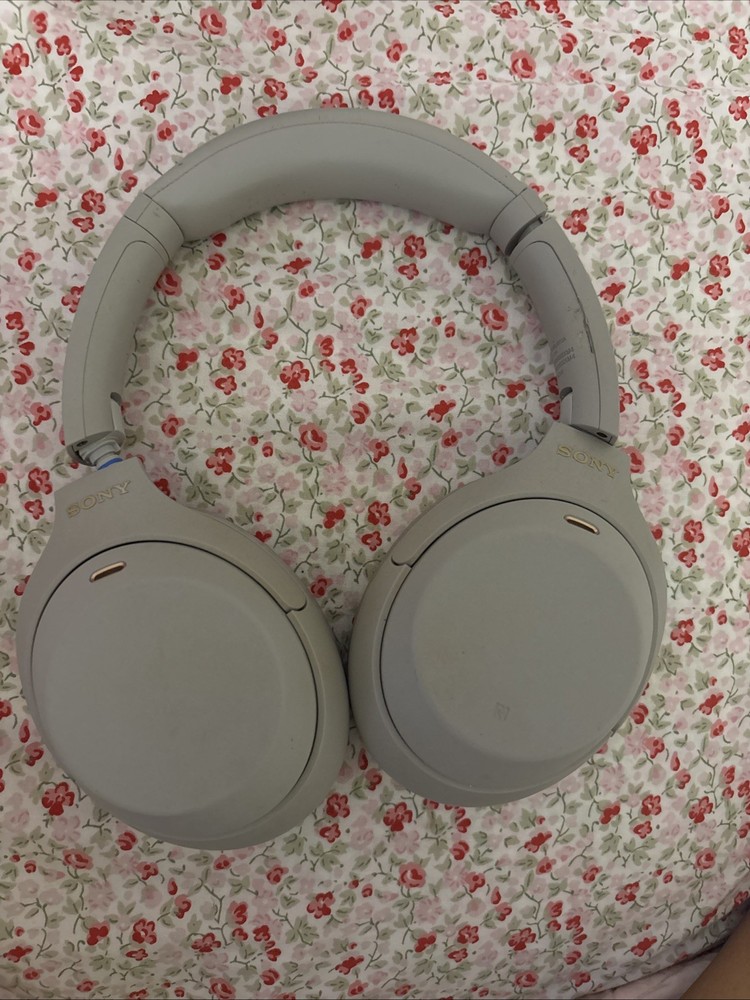 Sony WH-1000XM4 Wireless Noise-Canceling Over-Ear Headphones in Silver