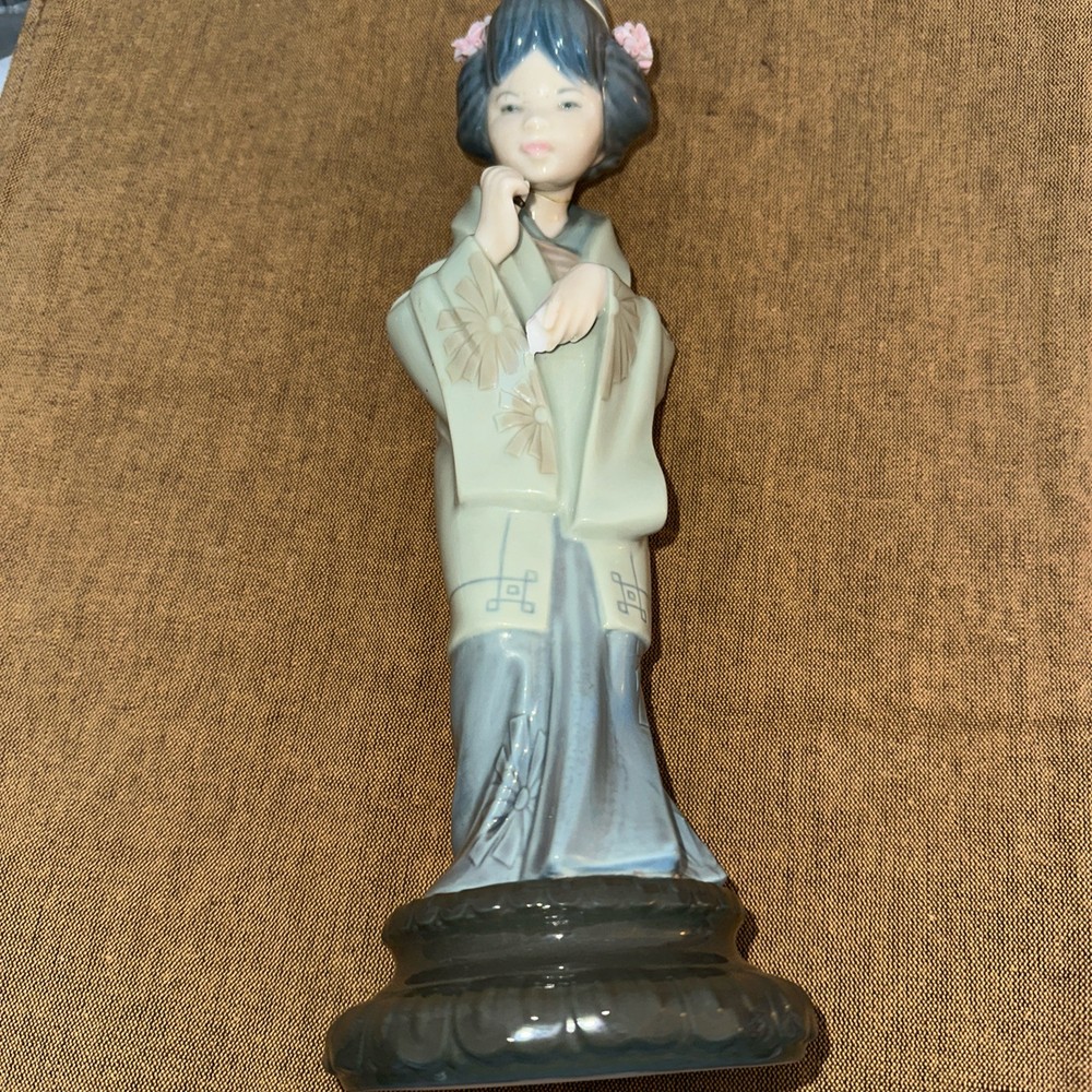 LLadro Oriental Spring Geisha Porcelain Figurine with Hand Damage and Missing Umbrella