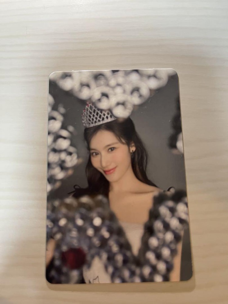 Misamo First Deluxe Edition Sana High-Five Solo Trading Card