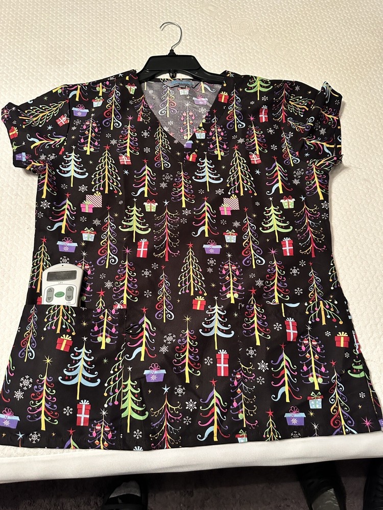 Serene Uniforms Women’s Christmas Trees Gifts Scrub Nurse Vet Tech Brand New