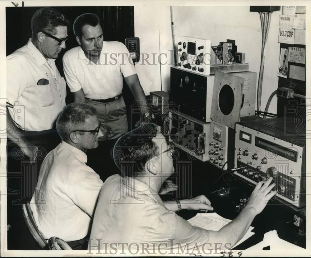 1965 Press Photo Westside Amateur Radio Club members in Red Cross 'dry-run'