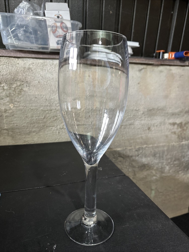 Elegant Glass Vase for Home Decor and Floral Arrangements