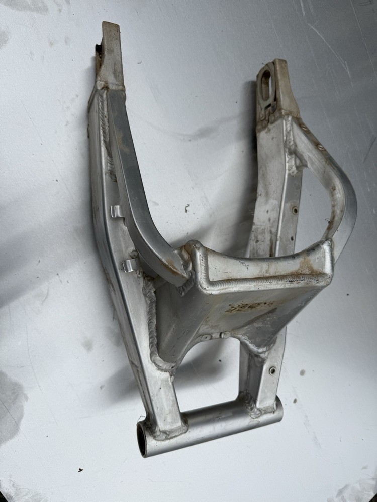 Suzuki GSXR750 GSXR 750 swingarm swing arm rear suspension OEM genuine Stay