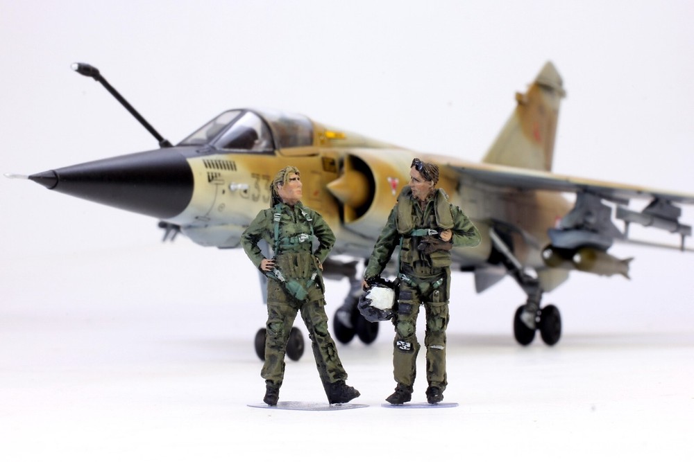 PreSale Modern Fighter Pilots (01 Female & 01 Male) 1:48 Pro Built Model-image