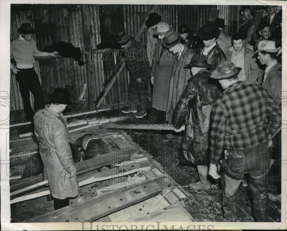 1940 Press Photo Orphans of storm crushed in a warehouse. - nec35189