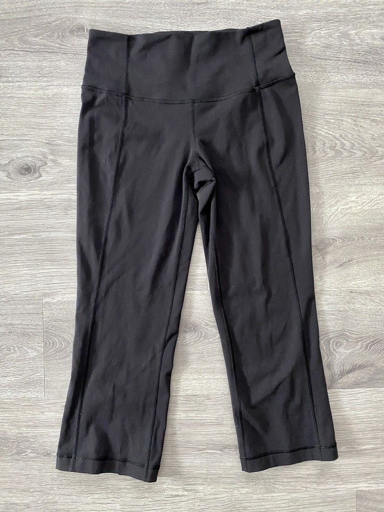 Lululemon Womens Black Yoga Leggings 21 Inch Length Size 6 with Back Cut Accent