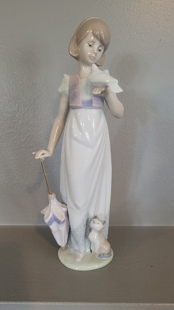Lladro #7611 Summer Stroll Porcelain Figurine Girl with Cat and Umbrella