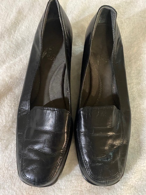 AeroSoles Woman's Black Leather 7.5 Heelrest Loafer Shoes.