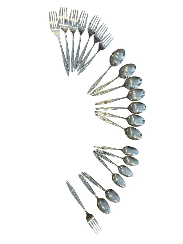 Oneidacraft Deluxe Lasting Rose 21 Piece Stainless Flatware