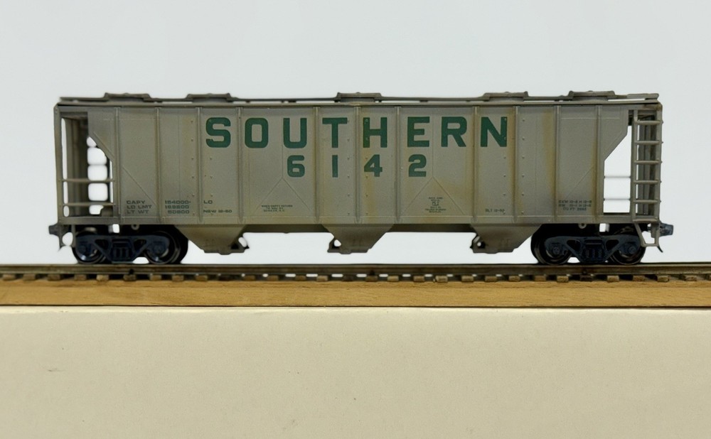 HO scale, Athearn, Southern 3- Bay Covered Hopper #6142, Gray/Weathered, Kadee