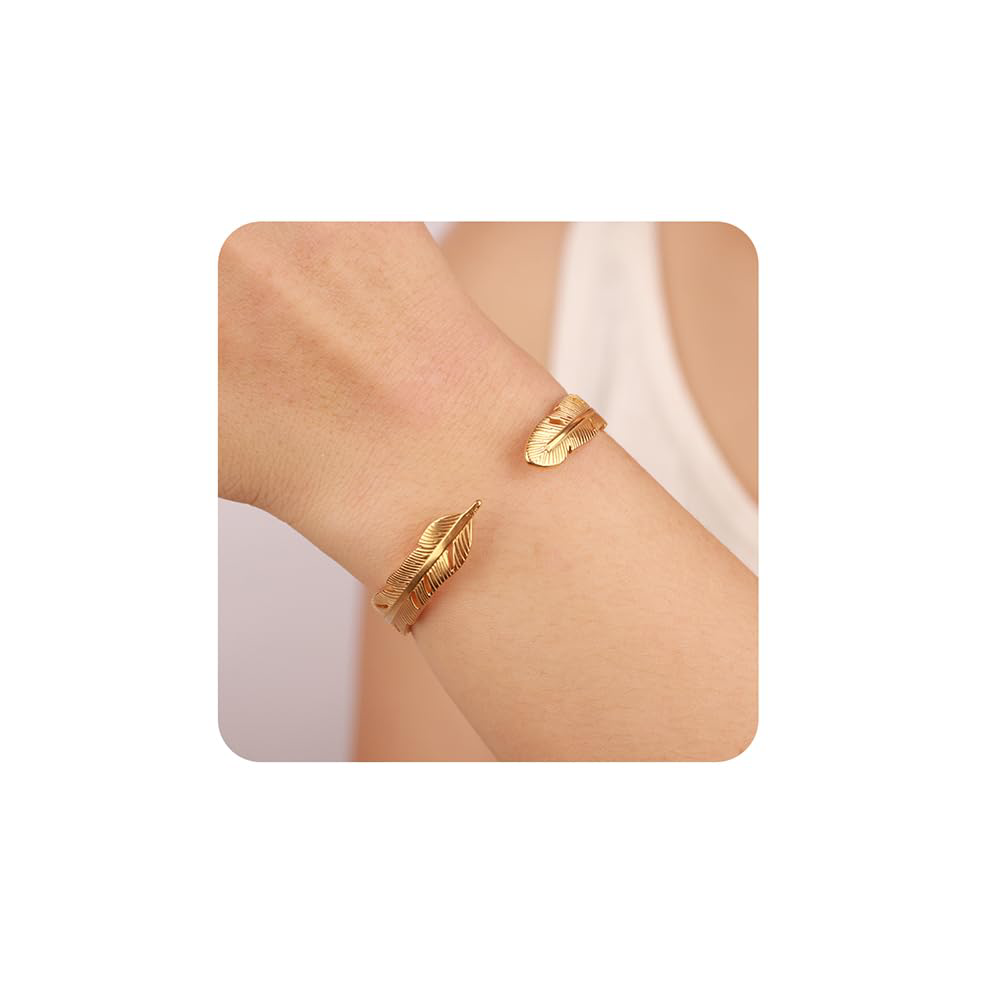 Brazalete de plumas con textura dorada de acero inoxidable Kercisbeauty ajustable abierto