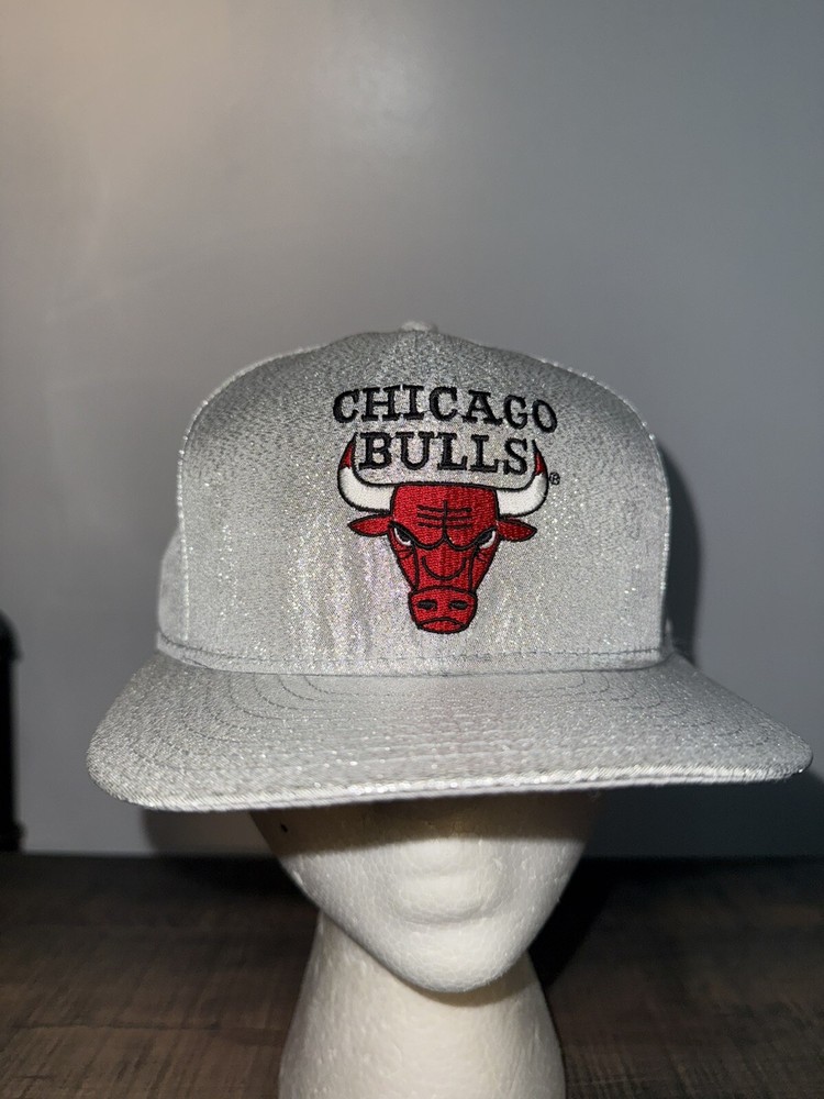 VINTAGE 1990'S CHICAGO BULLS SNAPBACK HAT SILVER METALIC MADE IN USA