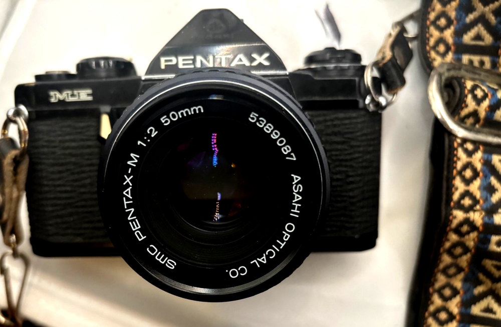 Black PENTAX ME 35mm SLR Camera w 50mm  f2 Lens - Works Tested Excellent